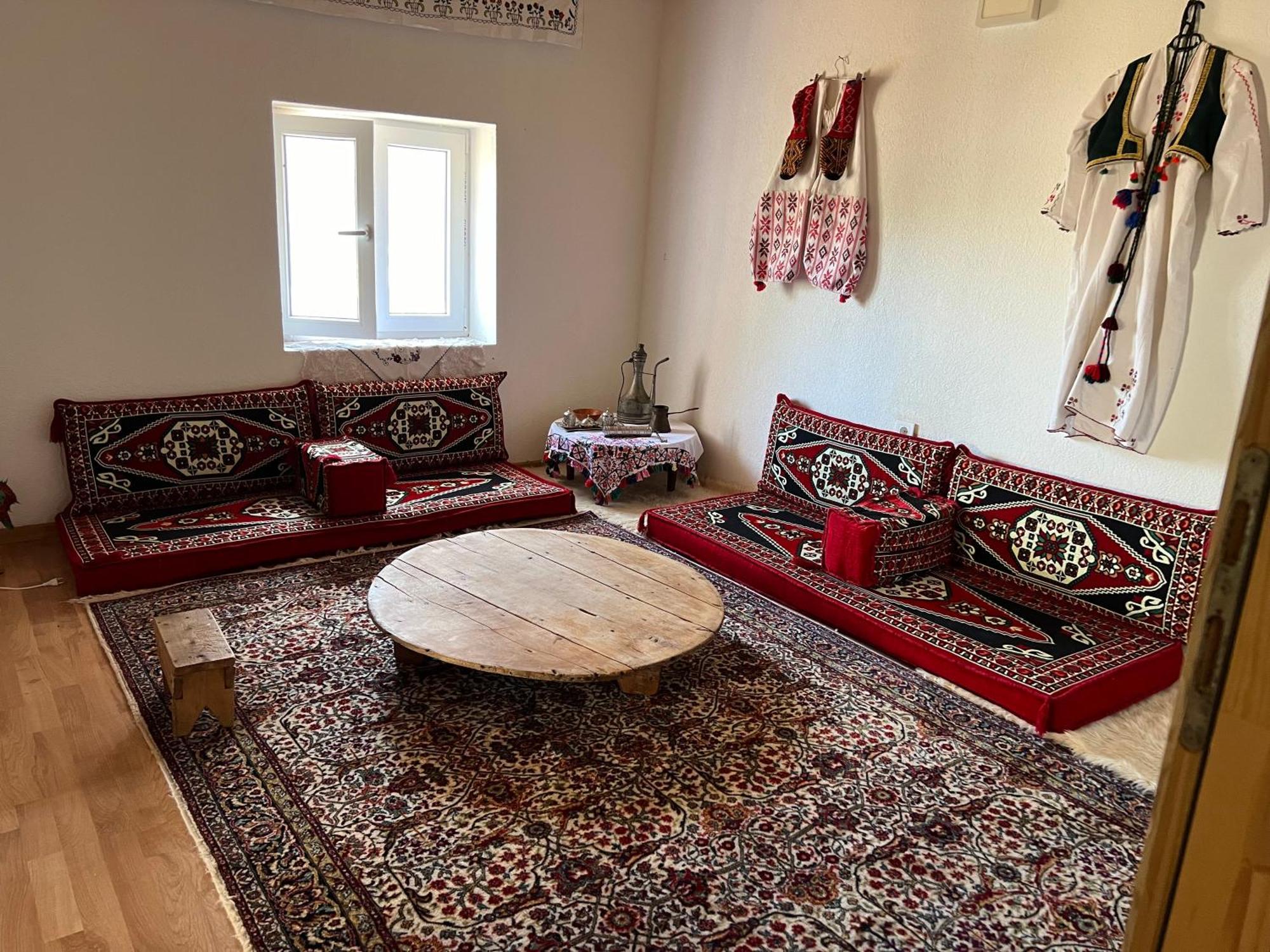 Bed and Breakfast Kod Kapetana Tea Gornji Lukomir Экстерьер фото