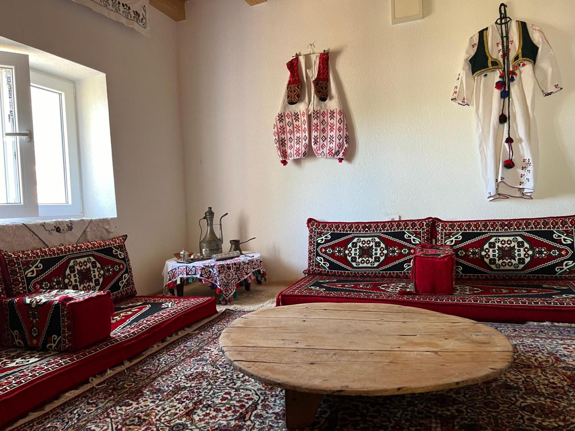 Bed and Breakfast Kod Kapetana Tea Gornji Lukomir Экстерьер фото