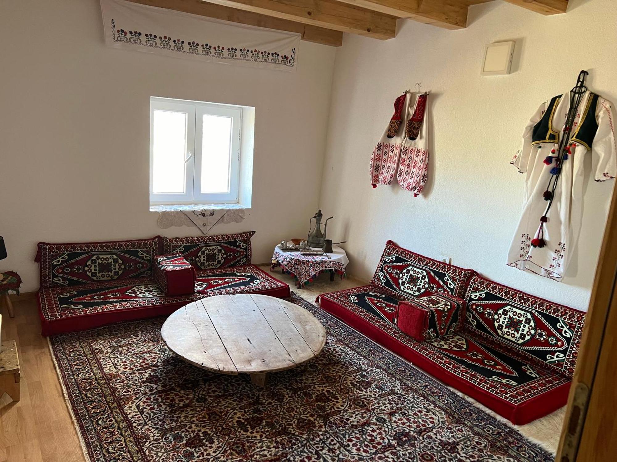 Bed and Breakfast Kod Kapetana Tea Gornji Lukomir Экстерьер фото